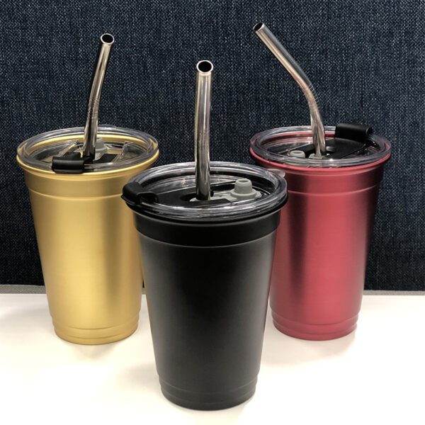 Vasos de aluminio de colores con tapa