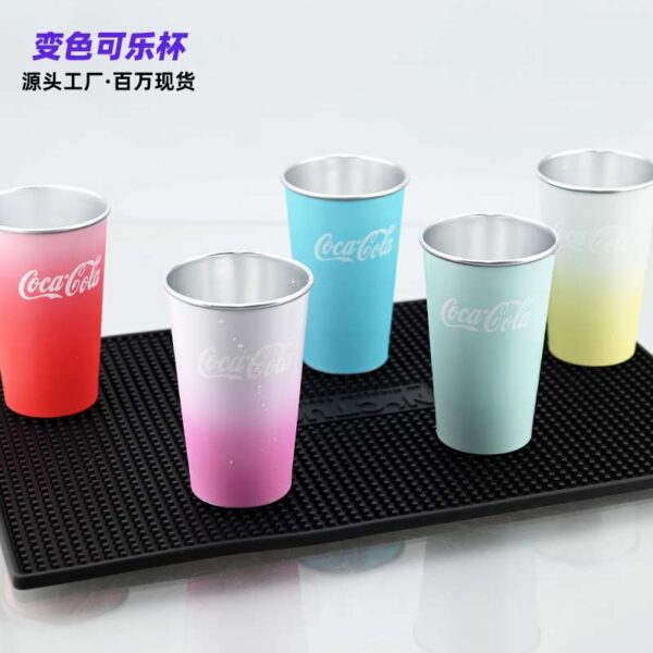 Vasos de aluminio que cambian de color de Coca-Cola