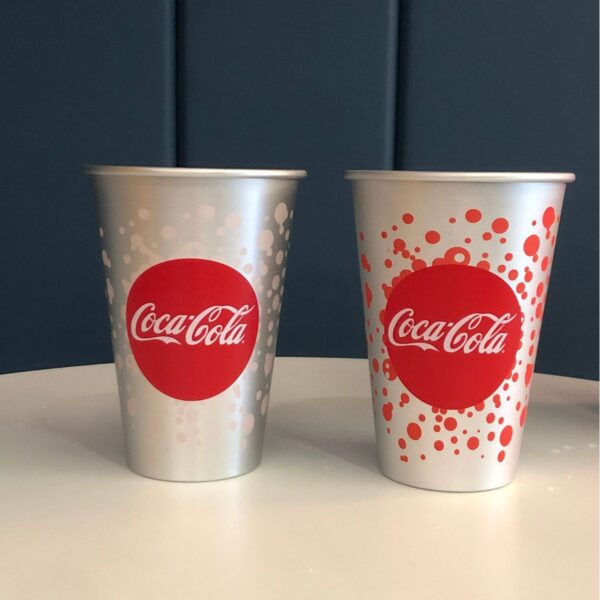 Vasos de aluminio que cambian de color de Coca-Cola