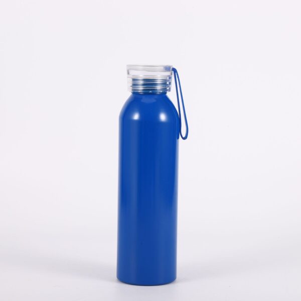 Botellas de aluminio azul para agua potable.