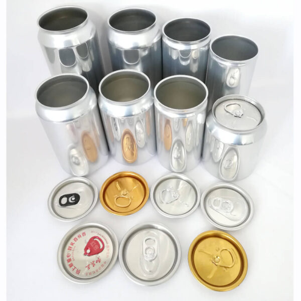 envases de bebidas de aluminio con tapas